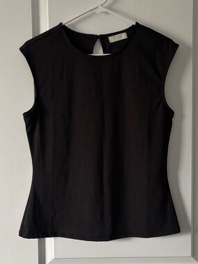 Suzy Shier Black Sleeveless Crewneck Top